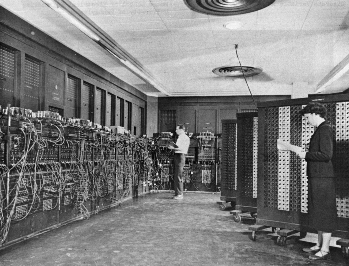 Glen Beck and Betty Holberton programming the ENIAC computer in Philadelphia, Pennsylvania (1940s/1950s). Source: Wikimedia Commons